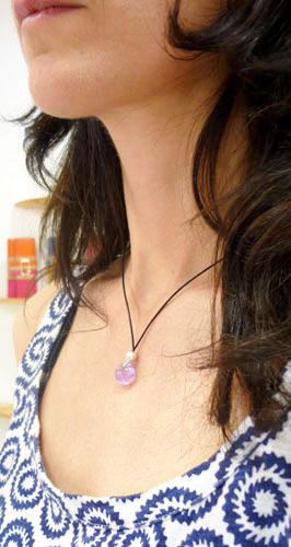 cordon en cuir portant une am�thyste taill�e en goutte