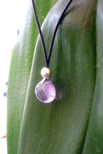 collier en cuir avec une goutte en am�thyste