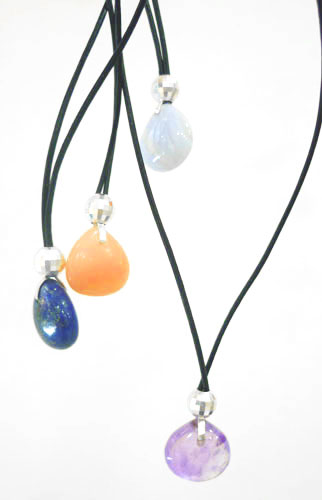 cordons en cuirs portant diverses gouttes en pierres fines